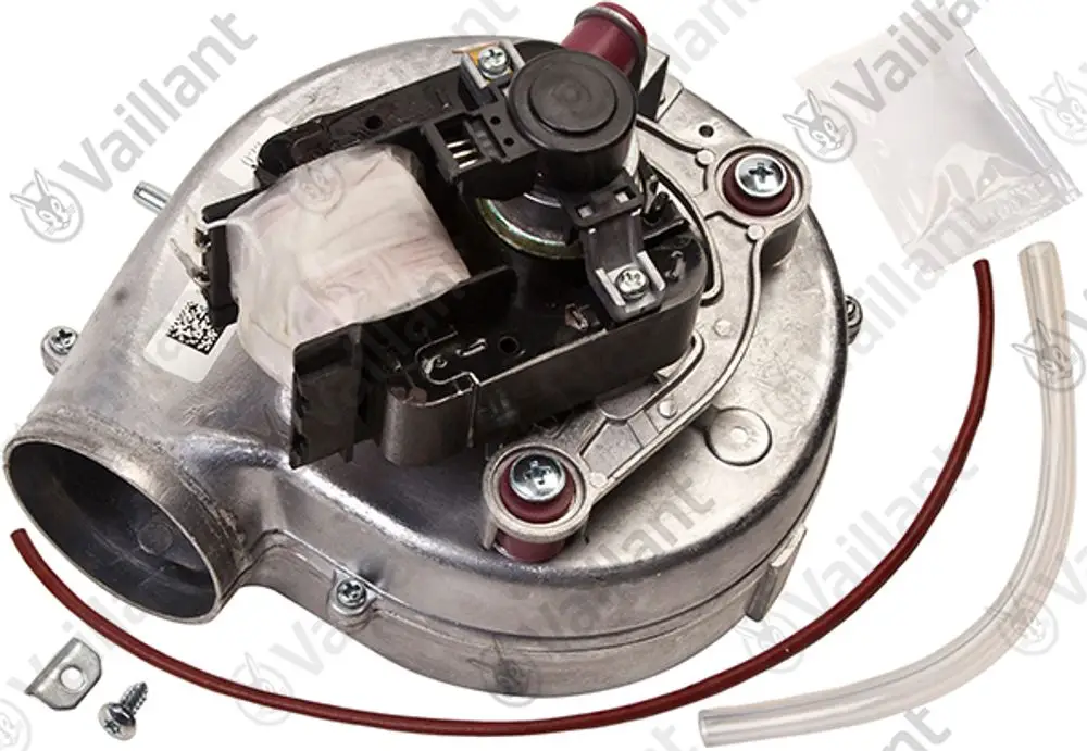 Vaillant Gebläse mit Metallgehäuse, integrierter Steuerungseinheit und Anschlussleitungen, dargestellt auf neutralem Hintergrund. Zubehörteile auf dem Bild sichtbar.